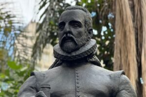 Estátua de Miguel de Cervantes é restaurada
