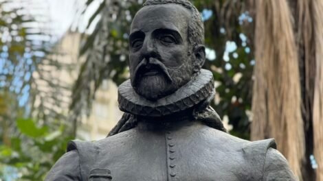 Estátua de Miguel de Cervantes é restaurada