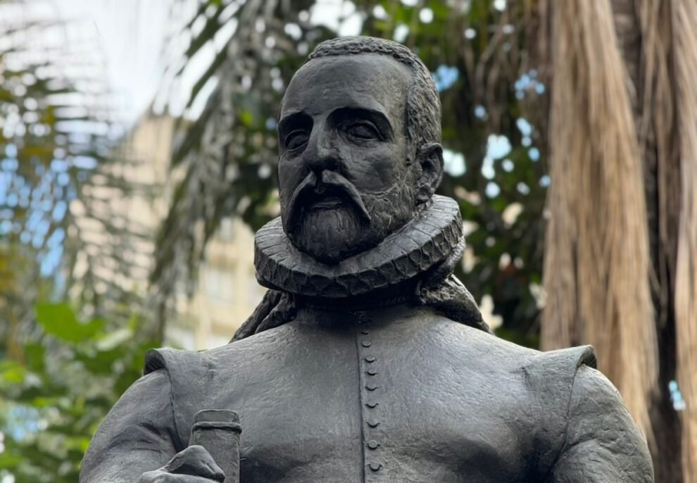 Estátua de Miguel de Cervantes é restaurada