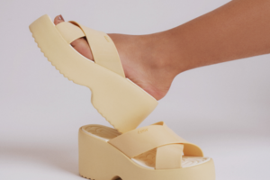 Plataforma Zaxy Dream acompanha produção com poás e amarelo manteiga, combinando referências clássicas e tons suaves. F