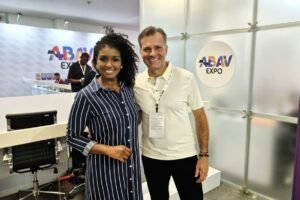 Jéssica Camargo e Fernando Gaona , da Dorak Latin, durante a ABAV Expo 2026, em São Paulo. (Foto: Divulgação)