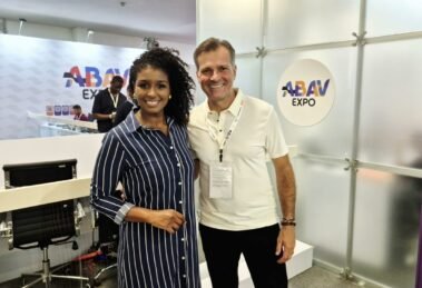 Jéssica Camargo e Fernando Gaona , da Dorak Latin, durante a ABAV Expo 2026, em São Paulo. (Foto: Divulgação)