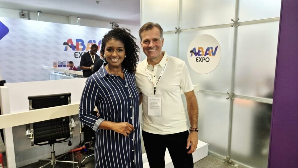 Jéssica Camargo e Fernando Gaona , da Dorak Latin, durante a ABAV Expo 2026, em São Paulo. (Foto: Divulgação)